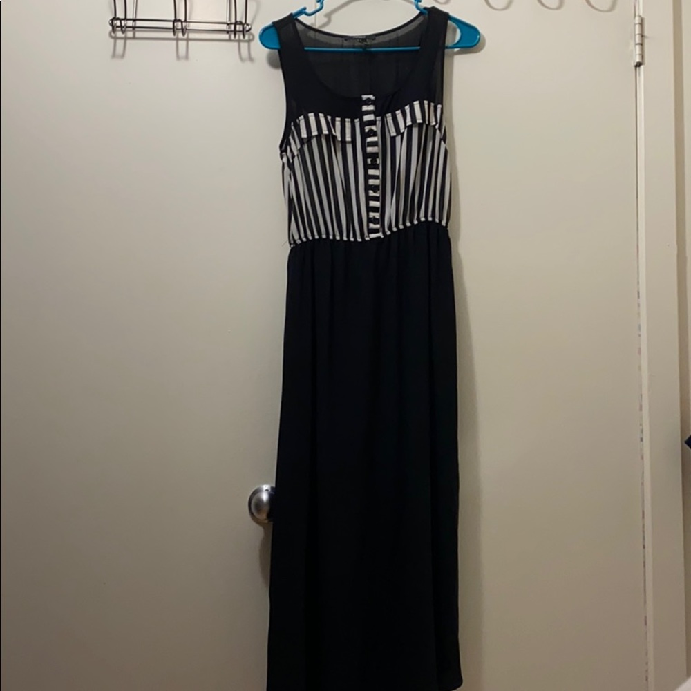Black and white chiffon sleeveless dress